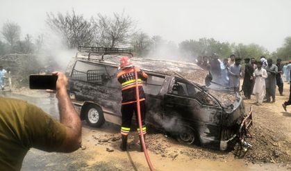 Pakistan’da öğrenci servisi alev aldı: 1 ölü, 10 yaralı