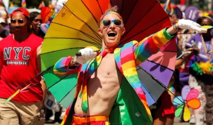 Amsterdam’daki Eşcinseller Şenliği Tüm Dünyada İlgiyle İzlendi