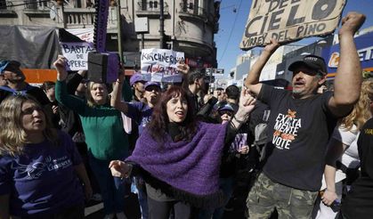 Arjantin Devlet Başkanı Milei’nin konvoyuna taşlı saldırı