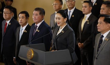 Tayland’da, Kamboçya lideri ile telefon görüşmesi sızan Başbakanı mahkeme resmen görevden aldı