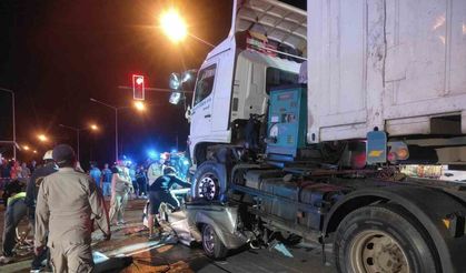 Tayland’da tır kırmızı ışıkta bekleyen araçları biçti: 1 ölü, 4 yaralı