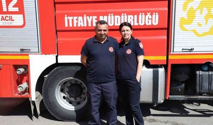 İtfaiyeci çift birlikte alevlerle savaşıyor