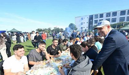 2 saatte 3 ton hamsi yediler