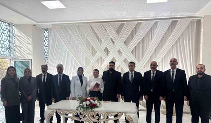 Bakan Yardımcısı Yenigün, ’Evlenecek Gençlerin Desteklenmesi Projesi’nden yararlanan çiftin nikah şahidi oldu