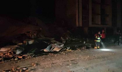 Balıkesir’de depremde bir bina yıkıldı