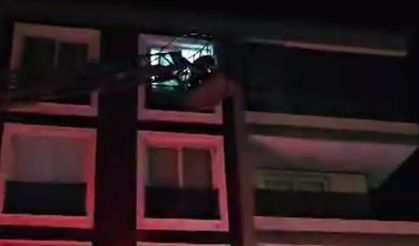 Depreme itfaiye merdiveninde yakalandılar