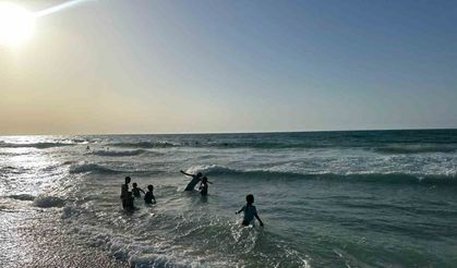 Gazzeli çocukların insani yardım getirecek aktivistleri sahilde umutla bekleyişi sürüyor