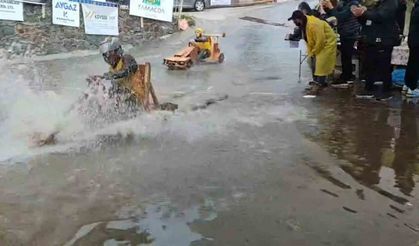 Geleneksel tahta araba yarışlarına yağmur da engel olamadı