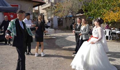 Hacca gidemeyen yaşlı çift birikimleriyle gençlerin düğün hayalini gerçeğe dönüştürdü