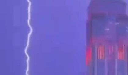 İstanbul Finans Merkezi’nin tepesine yıldırım düştü