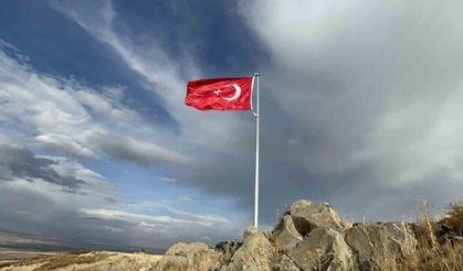 Karslı köylülerin 20 yıllık hayali: Ermenistan sınırına Türk bayrağı diktiler