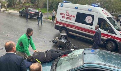 Kazada motosiklet otomobilin üzerine düştü: 1’i ağır 2 yaralı