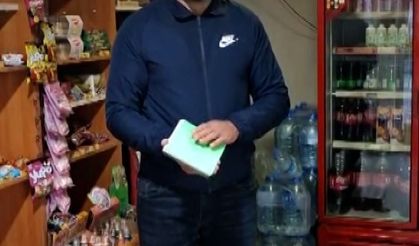 Mahallelinin borcunu kapattı, veresiye defterini yaktı