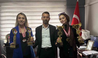 Manisalı kuaförler Antalya’dan 4 kupayla döndü