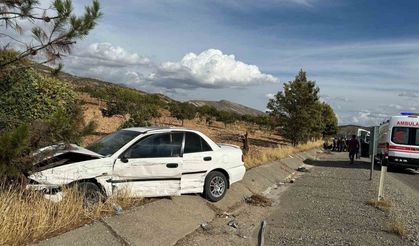 Otomobil ile hafif ticari araç çarpıştı: 3 yaralı