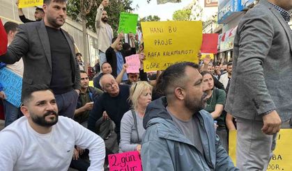 Pazarcı esnafından Karşıyaka’da oturma eylemi