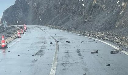 Şarköy’de yamaçtan düşen kayalar tehlike saçıyor