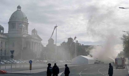 Sırbistan parlamentosu önünde silahlı saldırı