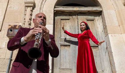 Tunceli’de asırlık kına türküsü tarihi sokaklarda yeniden hayat buldu