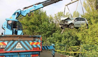 Üniversite öğrencilerinin bulunduğu otomobil bahçeye uçtu: 4 yaralı