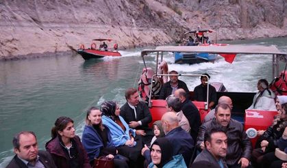 Vali Aydoğdu Kemaliye’de esnafı ziyaret etti, Karanlık Kanyon’da tekne turuna katıldı
