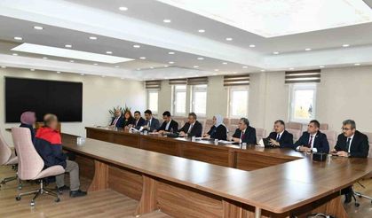 Vali Çiçek, halk gününde talepleri dinledi