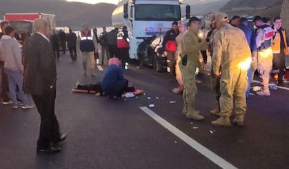 Van-Hakkari karayolunda otomobil tırla çarpıştı: 2 ölü, 5 yaralı