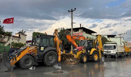 Tarsus’ta sağanak sonrası ekipler sabaha kadar sahada
