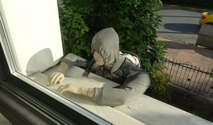 Penceredeki cansız manken 'hırsız'ı görenler, polisi arıyor, taş atıyor