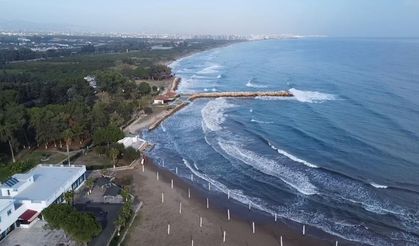 Doğu Akdeniz'de dev dalgalar kıyıları dövdü