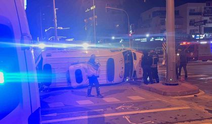 Mersin'de hasta taşıyan ambulans devrildi
