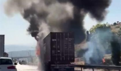 Mersin'de 24 ton çikolata yüklü tır yandı