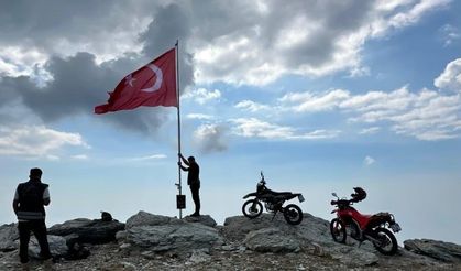 Zorlu Parkur, Kutsal Görev: Zirvede Bayrak Değişimi