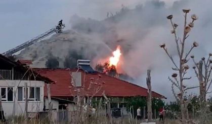 Samanlık Alev Aldı, Bitişikteki Ev Küle Döndü!