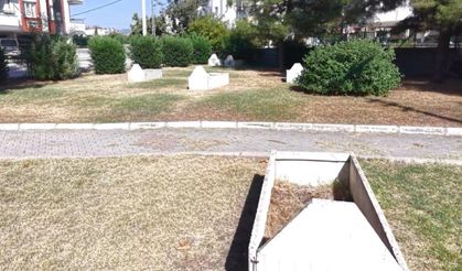 Mezar Taşları Arasında Park: Mahalleli Dertli!