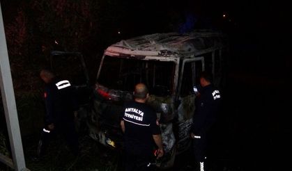 Park Halindeki Minibüs Kül Oldu!