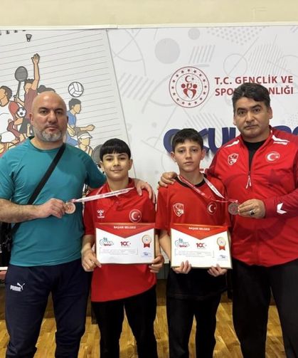 Genç güreşçilerden iki bronz madalya