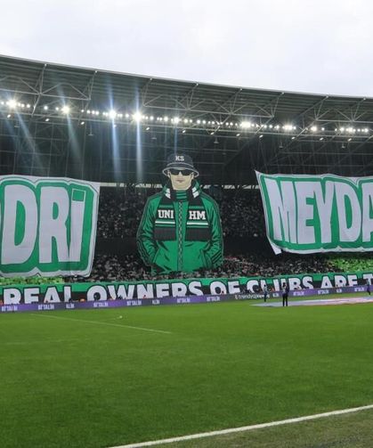 Futbolcu olamadılar ama tribünleri pankartlarıyla renklendiriyorlar