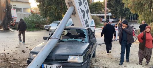 Kamyonun çarptığı tabela otomobilin üzerine devrildi: 1 yaralı