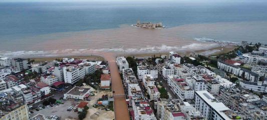 Akdeniz'e akan sel suları Kızkalesi çevresini kahverengiye bürüdü