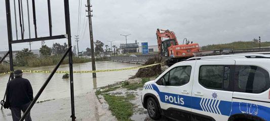 Berdan Irmağı'nda alarm, su seviyesi köprüye dayandı