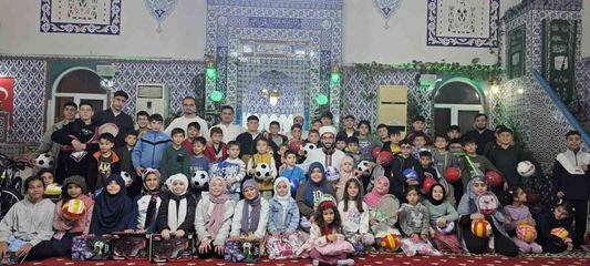 Camiye gelen çocuklar çifte bayram yaptı