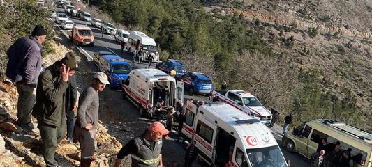Mersin'de işçi servisi uçurumdan yuvarlandı: Ölü ve çok sayıda yaralı var