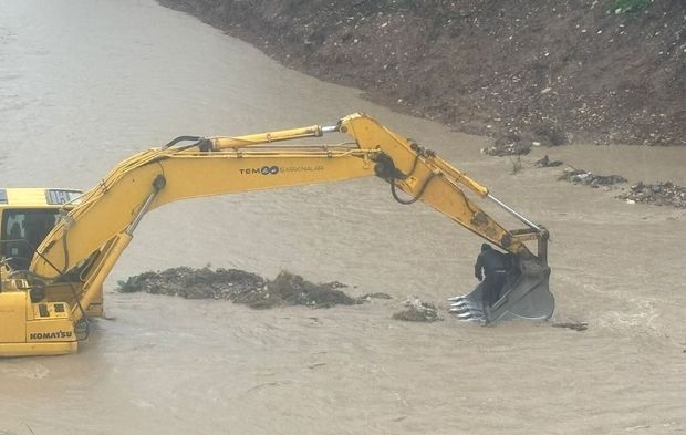 DELiÇAY’DA MAHSUR KALAN VATANDAŞI MERSİN BÜYÜKŞEHİR İTFAİYESİ KURTARDI