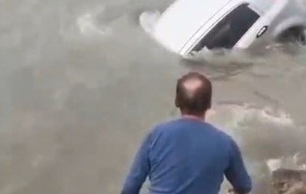 Aracıyla denize düşen sürücüyü Sahil Güvenlik kurtardı