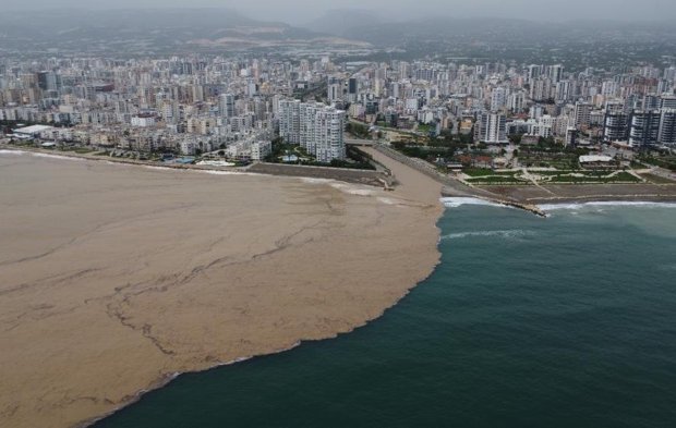 Erdemli ve Silifke'de Sel Suları Akdeniz'le Buluştu