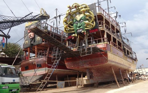 Turizm sezonu öncesi gezi tekneleri bakıma alındı