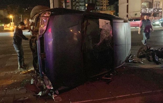 Erdemli’de Kırmızı Işık Kazası: Araç Devrildi, 3 Yaralı