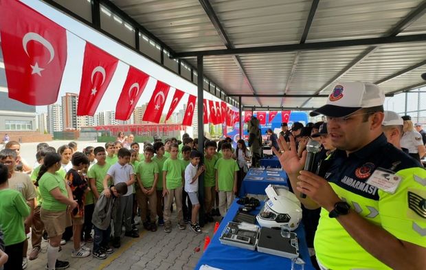 Jandarmadan İlkokul Öğrencilerine Renkli Ziyaret