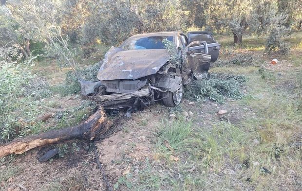 Hurdaya dönen araçtan yaralı kurtuldu